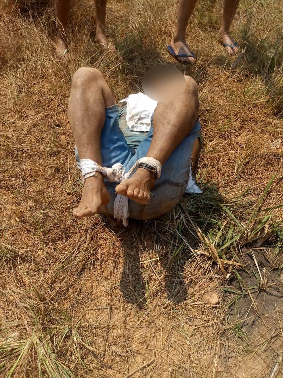 Homem tenta estuprar mulher que passeava com o filho, foi espancado e amarrado por moradores em Várzea Grande — Foto: Polícia Militar de Mato Grosso/Divulgação