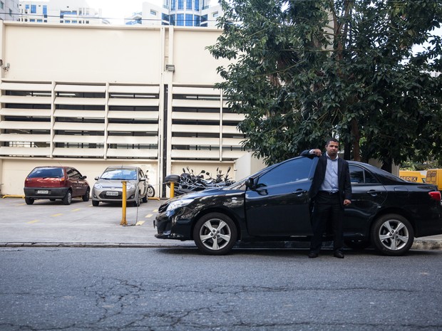 Motorista do Uber posa para foto ao lado de seu carro em Moema, na Zona Sul de São Paulo (Foto: Fábio Tito/G1)