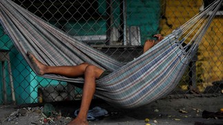 Indígena Yanomami descansa em uma rede na rua em Boa Vista, Roraima — Foto: MICHAEL DANTAS / AFP