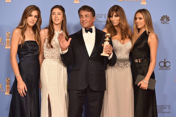 O ator Sylvester Stallone com suas três filhas e a esposa no Globo de Ouro 2016 (Foto: Getty Images)