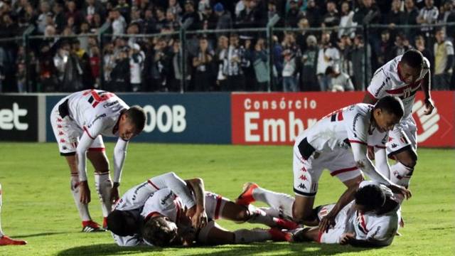 Botafogo celebra gol e lideranÃ§a na SÃ©rie B