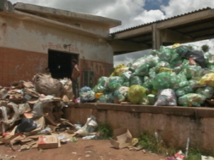 Moradores reclamam do acúmulo de lixo reciclável em Manduri (Foto: Reprodução/TVTEM)