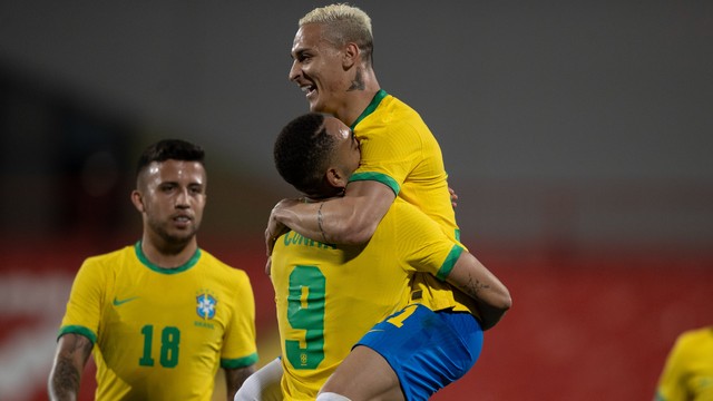 Antony, Matheus Cunha e Matheus Henrique comemoram gol da seleção olímpica