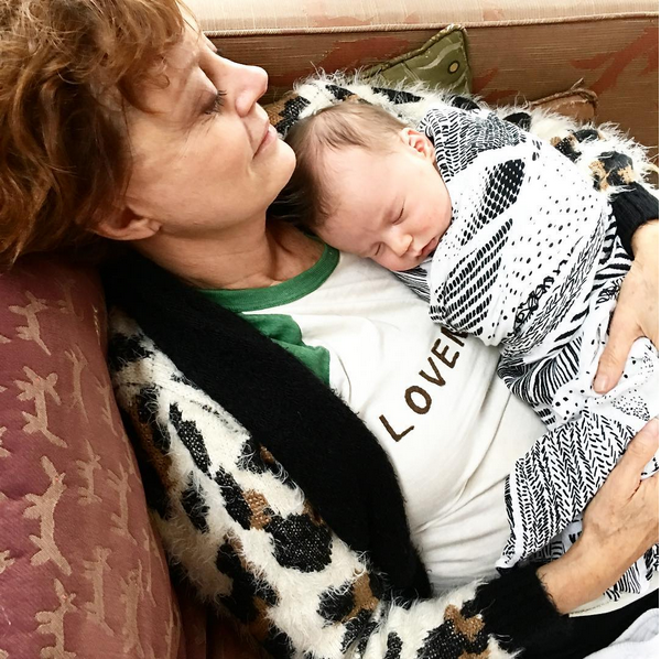 A atriz Susan Sarandon com seu neto (Foto: Instagram)