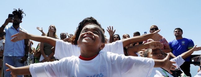 Trinta e quatro garotos entre 5 e 17 anos participaram da campanha de adoção tardia no Cristo Redentor — Foto: Fabiano Rocha/ Agência O Globo