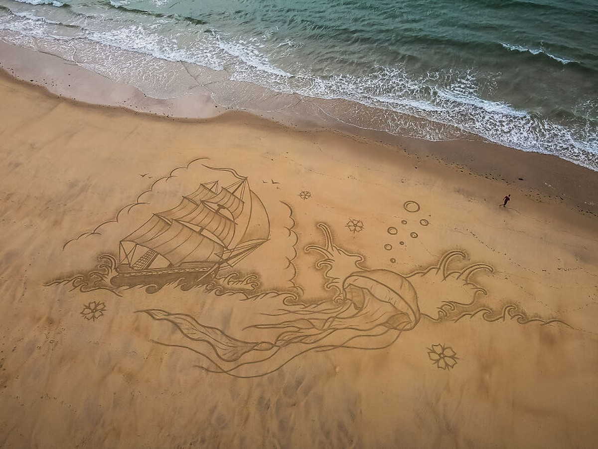 L’artiste fait des dessins gigantesques dans le sable de la plage ;  voir les images |  idées entrepreneuriales