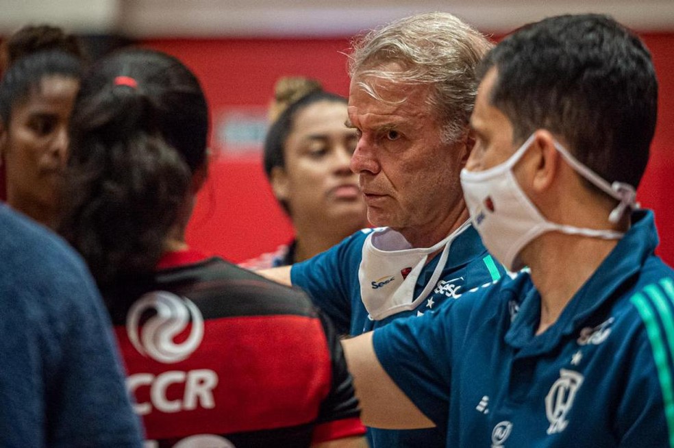 Bernardinho estreia no comando do Sesc-Flamengo — Foto: Paula Reis/CRF