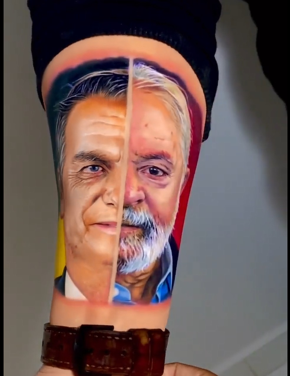 Homem faz tatuagem com o rosto de Lula e Bolsonaro.  — Foto: Reprodução/ Redes sociais