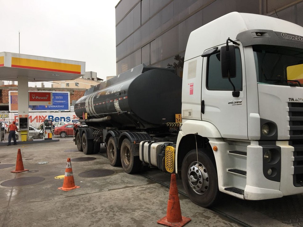 Caminhões começam a abastecer os postos de gasolina de Campina Grande (Foto: Felipe Valentim/TV Paraíba)
