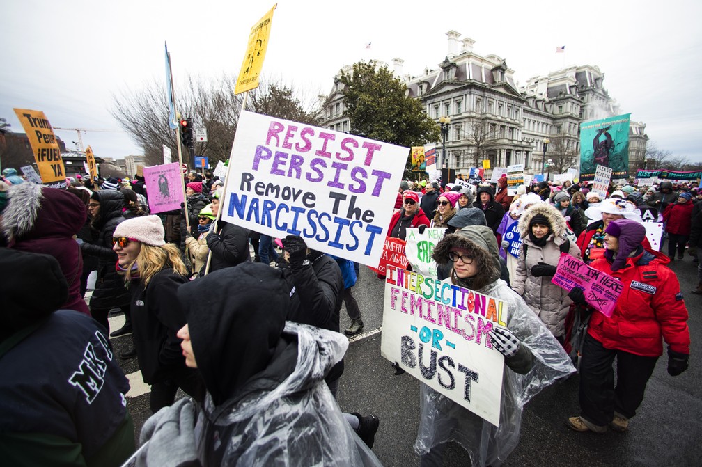 Resista, persista, remova o narcisista': manifestantes protestam contra Trump na Marcha das Mulheres em Washington neste sábado (18)  — Foto: Manuel Balce Ceneta/AP Photo 