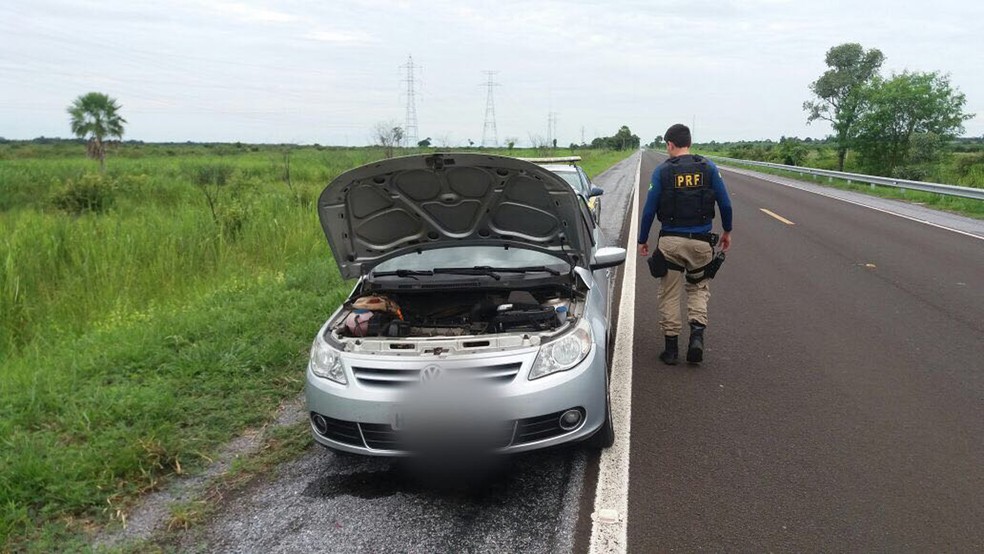 Carro roubado de casal após sequestro foi encontrado na BR-262 (Foto: PRF/Divulgação)