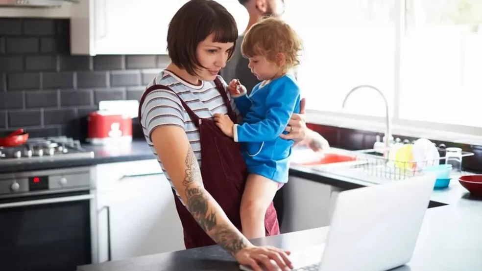 As crianças podem não compreender por que os pais estão dividindo a atenção entre o trabalho e os cuidados com a família — Foto: Getty Images via BBC
