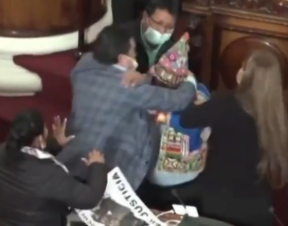 Congressistas bolivianos trocam socos no Parlamento durante convocação de ministro