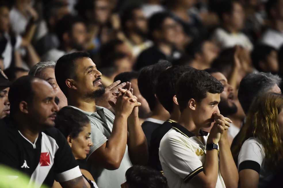 Pec chorando, Jorginho furioso, protesto da torcida... Veja reações da derrota do Vasco para Sampaio