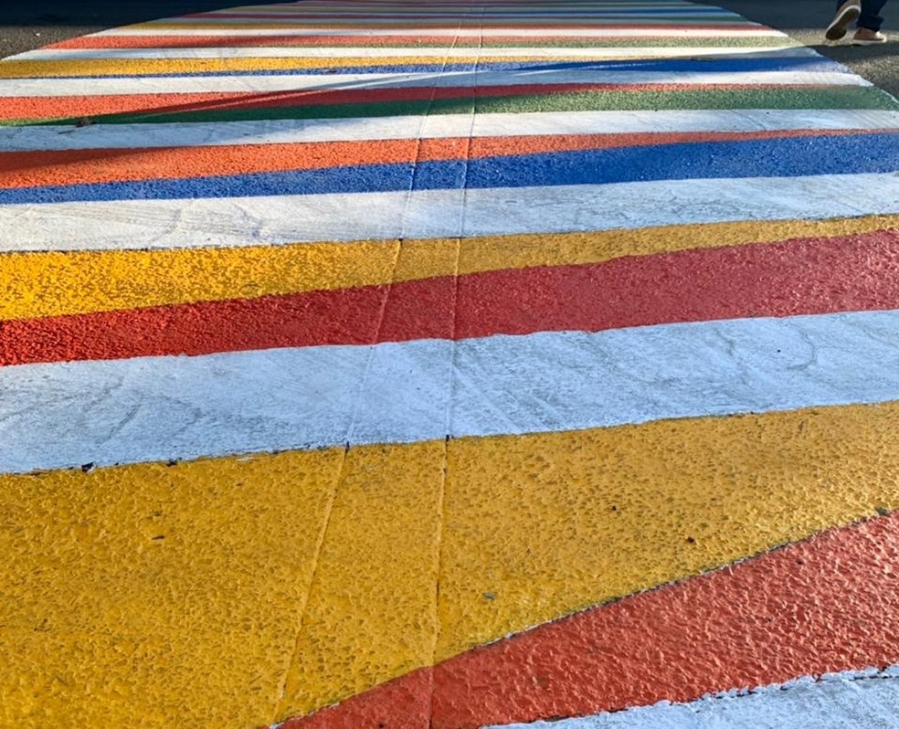 Faixa de pedestres colorida foi implantada em Catanduva (SP) ? Foto: Andr? Modesto/TV TEM