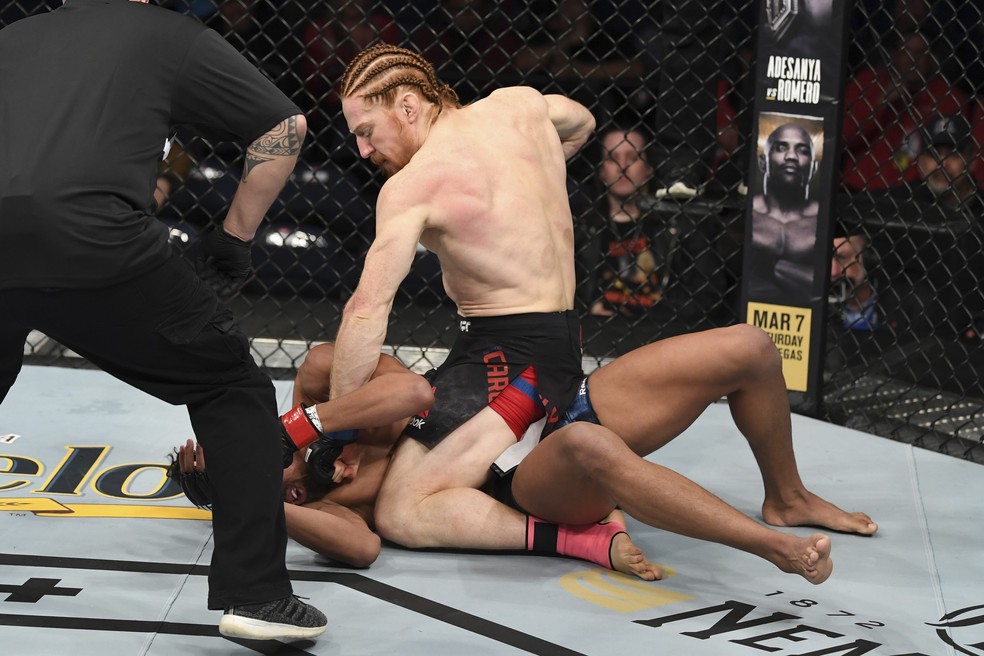 Spike Carlyle nocauteou Aalon Cruz no primeiro round no UFC Norfolk — Foto: Getty Images