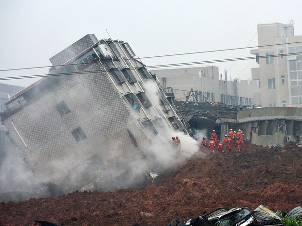 Edifício desmorona após deslizamento de terra.  (Foto: Associated Press)