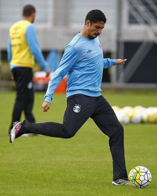 Grêmio crê em experiência de Wallace por entrosamento em provável estreia
