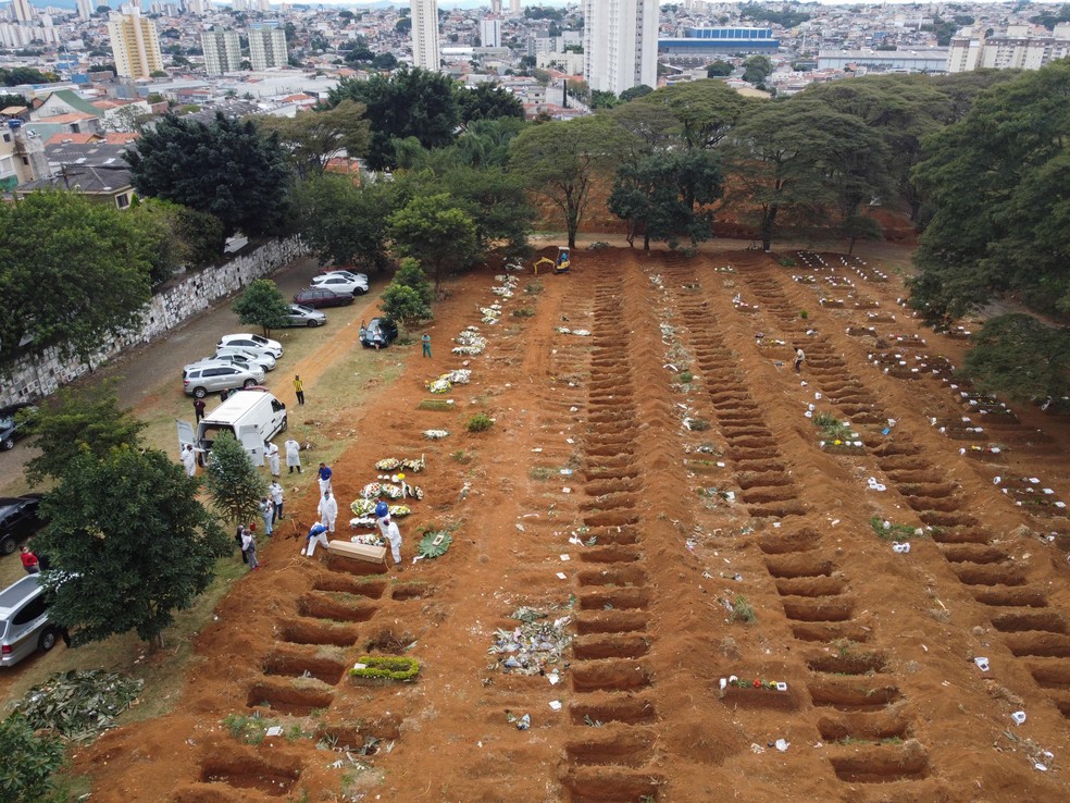 Vista aérea do Cemitério Vila Formosa, em São Paulo, com abertura de novas covas devido à pandemia do novo coronavírus (COVID-19) — Foto: Marcello Zambrana/AGIF/Estadão