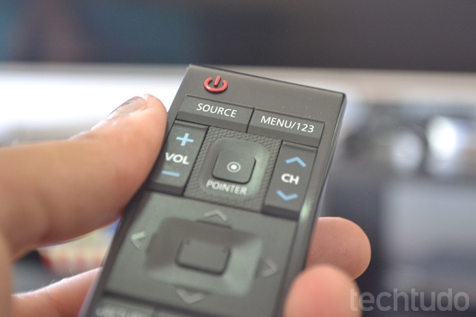 Controle Remoto de Smart TV Samsung com 78 polegadas e tela curva 4K (Ultra HD) (Foto: Melissa Cruz / TechTudo)