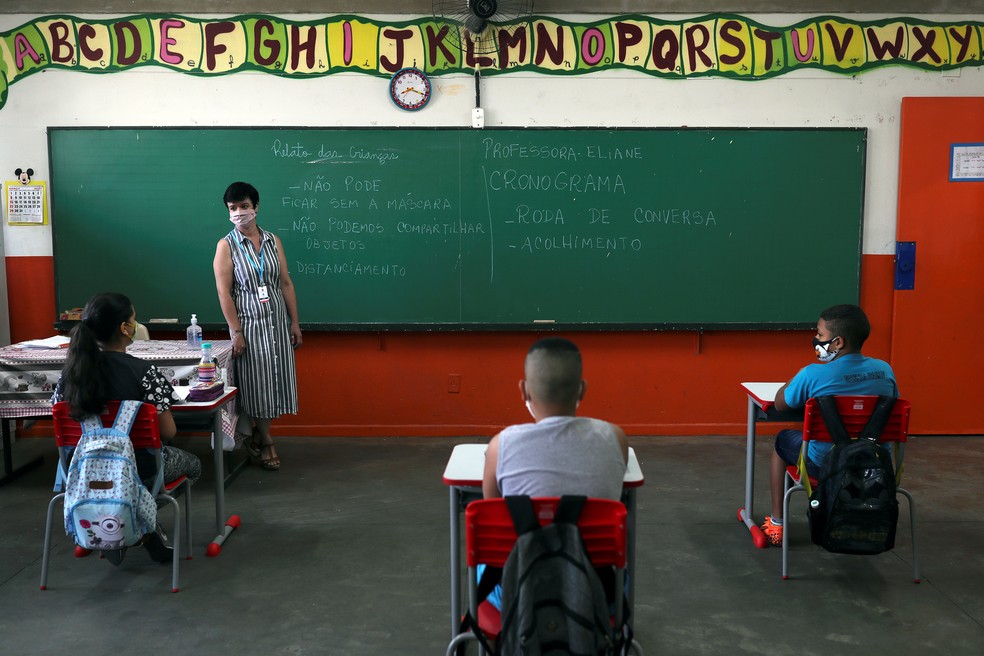 Professora Eliane Conconi conversa com alunos em sala de aula da escola Thomaz Rodrigues Alckmin, no primeiro dia de retorno das escolas do estado de São Paulo para atividades extracurriculares — Foto: Amanda Perobelli/Reuters