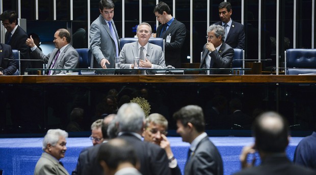 O presidente do Senado, senador Renan Calheiros (PMDB-AL), e os senadores Vicentinho Alves (PR-TO) e Jorge Viana (PT-AC) durante sessão da Casa  (Foto: Jefferson Rudy/Agência Senado)