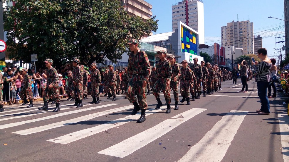 Militares participaram do desfile na região central de Campo Grande — Foto: Flávia Galdiole/TV Morena