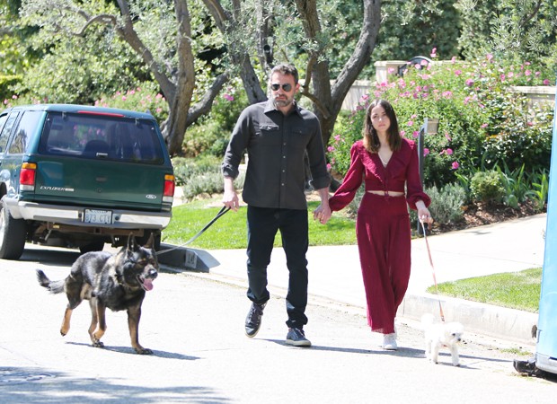 Ben Affleck e Ana de Armas são vistos em passeio com os cães (Foto: Getty Images)