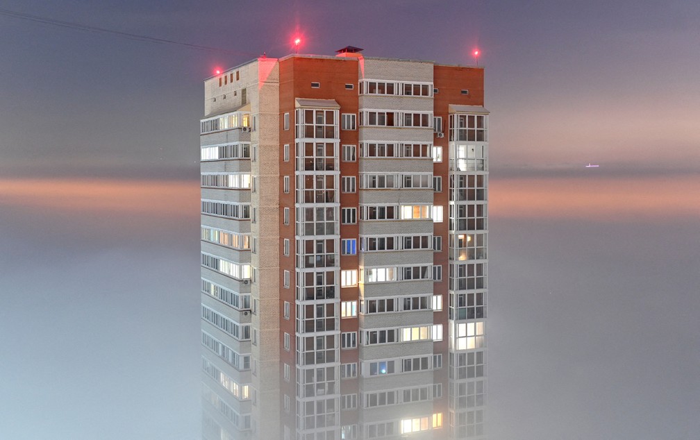 18 de dezembro - Um prédio de apartamentos envolto em névoa é visto na cidade de Omsk, na Rússia    — Foto: Alexey Malgavko/Reuters