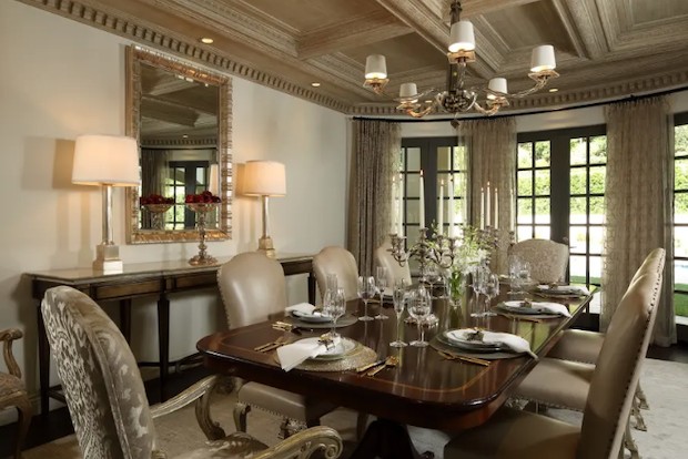 A sala de jantar com móveis clássicos tem espaço para oito pessoas e um ar de opulência (Foto: Sotheby’s International Realty / Divulgação)