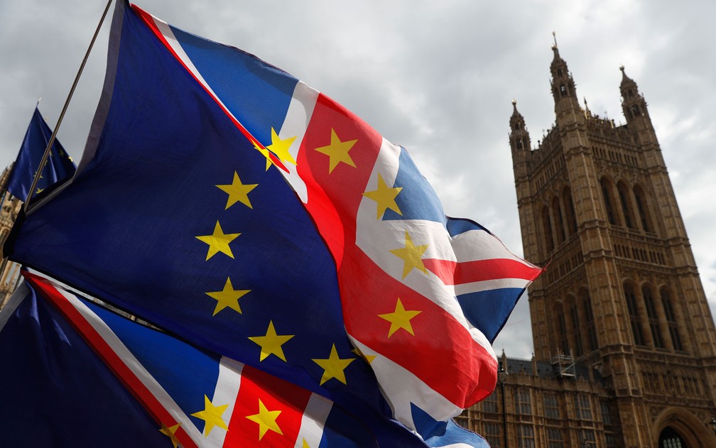 Bandeiras de manifestantes anti-Brexit sÃ£o vistas em frente ao Parlamento, em Londres, na terÃ§a-feira (26) â€” Foto: AP Photo/Alastair Grant