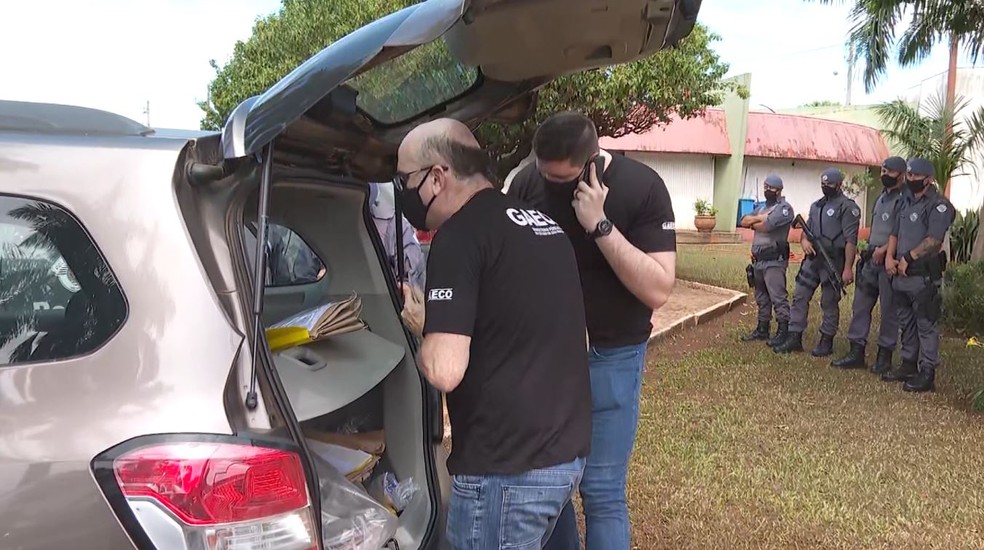 Agentes do Ministério Público apreendem documentos durante operação em Guaíra (SP) — Foto: Reprodução/EPTV