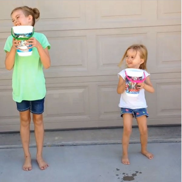 As irmãs Lily e Chloe aderindo a corrente do balde de gelo (Foto: Reprodução/Instagram)