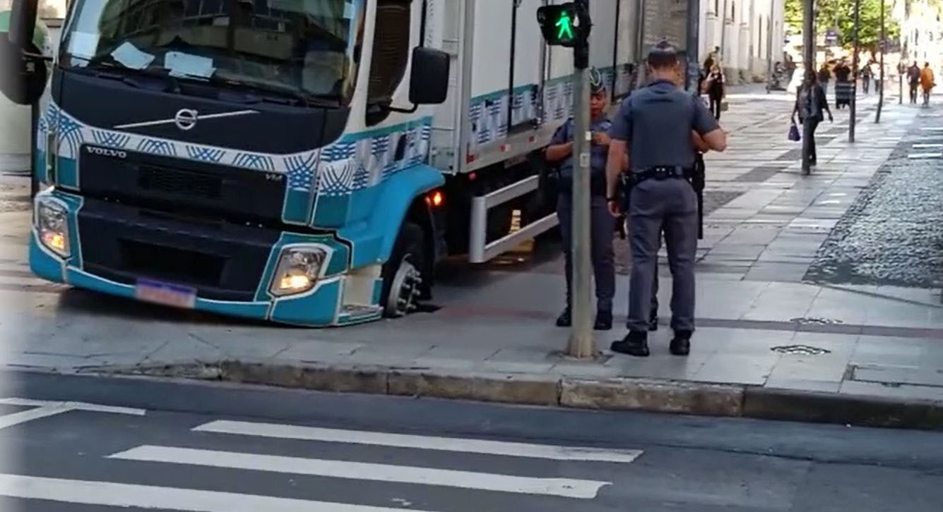 Roda de caminhão baú afunda em via de trânsito proibido e causa transtornos no Centro de Campinas