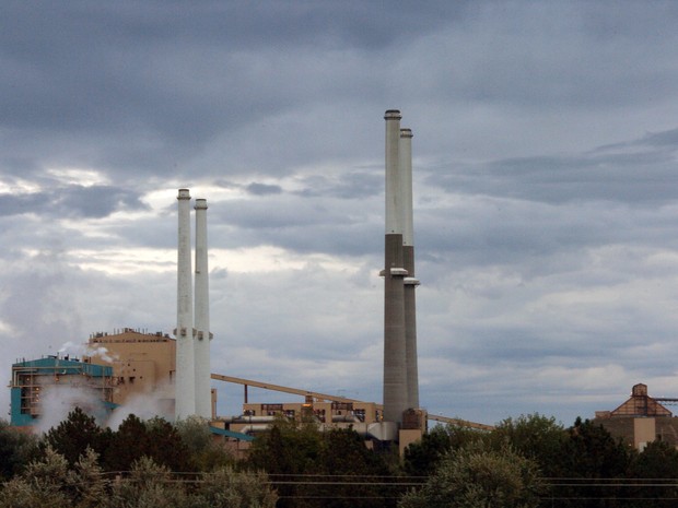 Imagem mostra usina termelétrica movida a carvão na região de Montana, nos Estados Unidos. (Foto: AP)