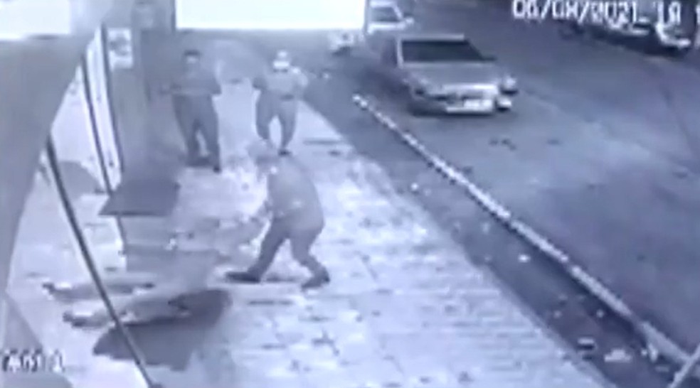 Idoso de 65 anos é agredido com tapas e socos por atendente de farmácia no sul da Bahia — Foto: Reprodução / TV Santa Cruz
