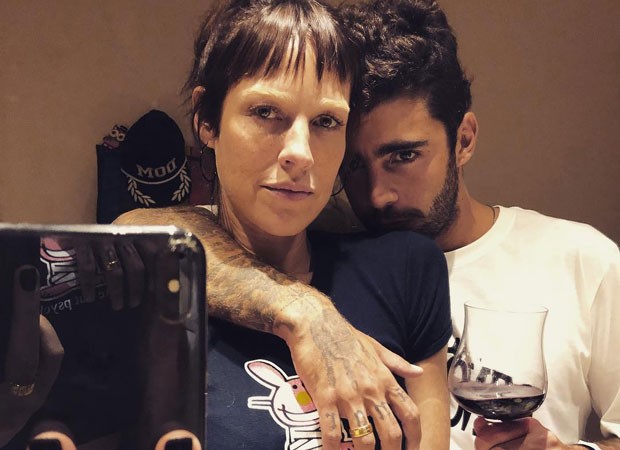 Pedro Scooby Makes Selfie With Luana Piovani And Stupid Hand Calls