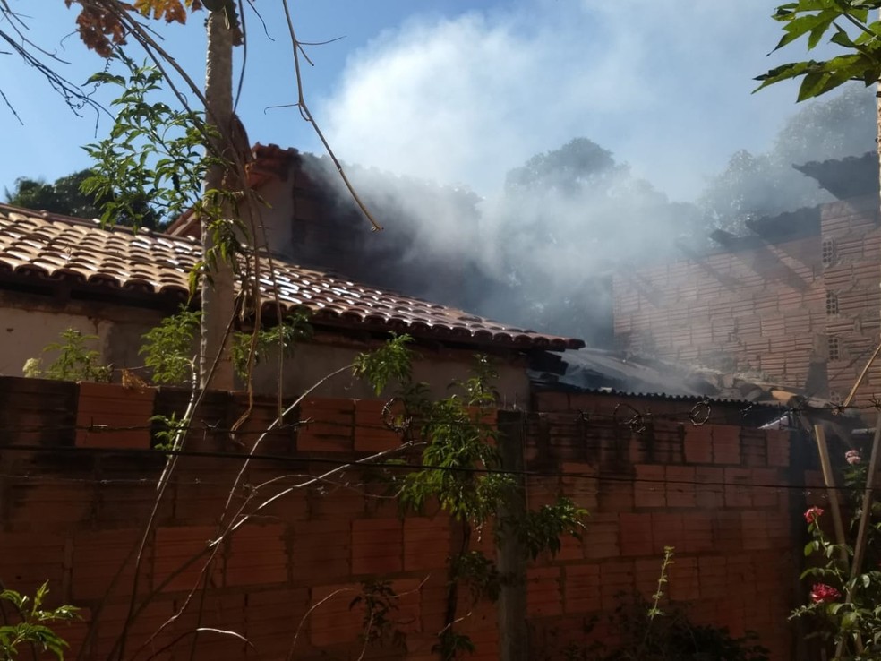 IncÃªndio atingiu casa no Bairro Rio Novo â Foto: Corpo de Bombeiros/DivulgaÃ§Ã£o
