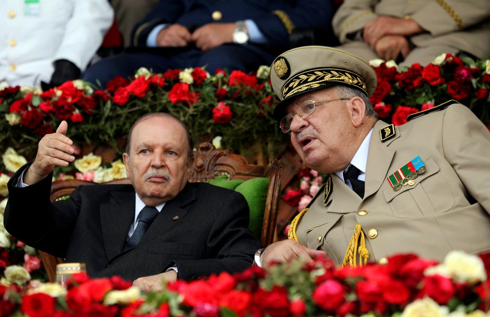 Presidente da Algéria, Adbelaziz Bouteflika, ao lado do general Ahmed Gaed Salah em 2012, durante formatura de turma do exército — Foto: Ramzi Boudina/Reuters