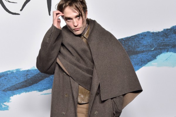 Robert Pattinson com seu visual inusitado na Semana de Moda de Paris (Foto: Getty Images)