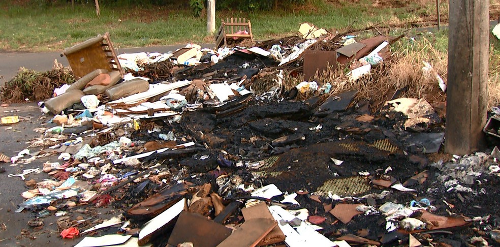 Moradores queimam lixo no canteiro central da Avenida M39 em Rio Claro (Foto: Reprodução/EPTV)