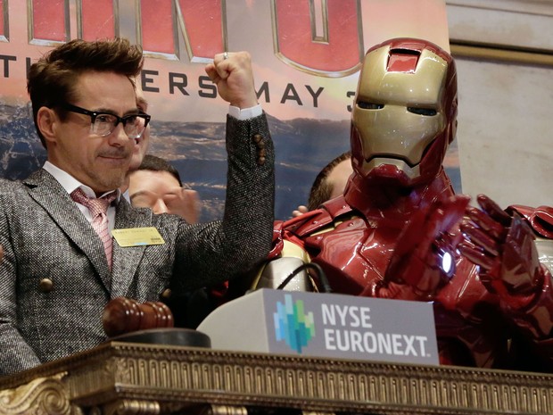 O ator Robert Downey Jr. comemora com seu personagem 'Iron Man' abertura da bolsa de Nova York. O filme tem estreia marcada nos EUA dia 3 de maio. (Foto: Richard Drew/AP)