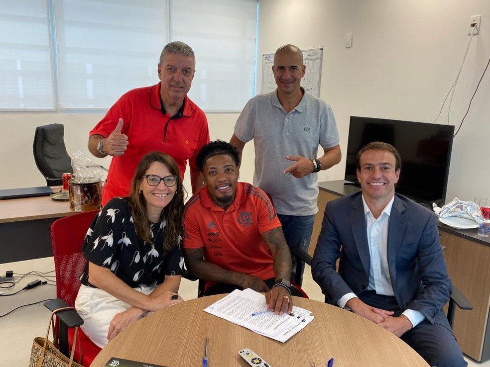Marinho assina contrato com o Flamengo ao lado de seus representantes — Foto: Divulgação