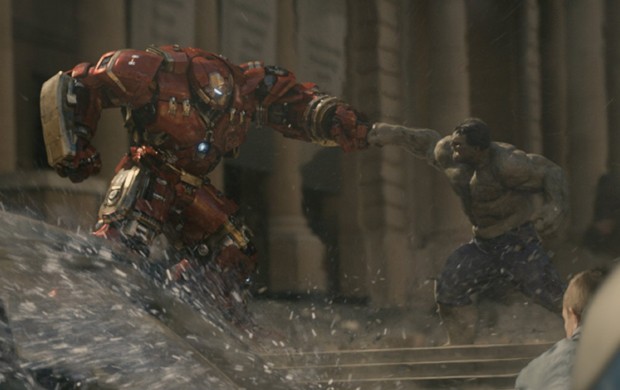 Homem de Ferro quebra o pau com o Hulk em cena de 'Era de Ultron' (Foto: Divulgação)