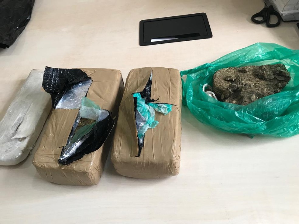 Droga estava armazenada em uma mala â€” Foto: PM de Juruti/DivulgaÃ§Ã£o