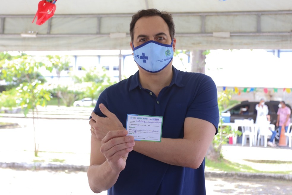 Paulo Câmara (PSB) tomou vacina contra a Covid-19 no Recife — Foto: Djair Pedro/Governo de Pernambuco