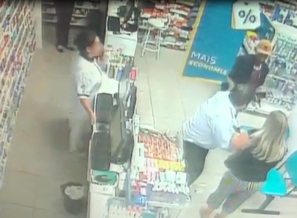 Casal foi assaltado dentro de uma farmácia na noite de sexta-feira (7) em Bauru (SP) — Foto: Circuito de segurança/Reprodução