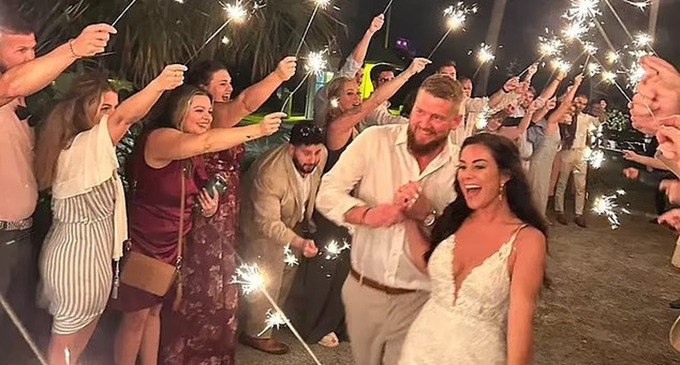 Samantha Miller e Aric Hutchinson foram atropelados ap&oacute;s a cerim&ocirc;nia de casamento &mdash; Foto: Reprodu&ccedil;&atilde;o