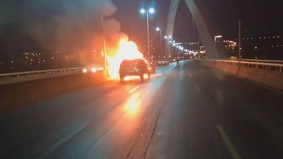 Fogo em carro na Ponte JK â Foto: ReproduÃ§Ã£o/TV Globo