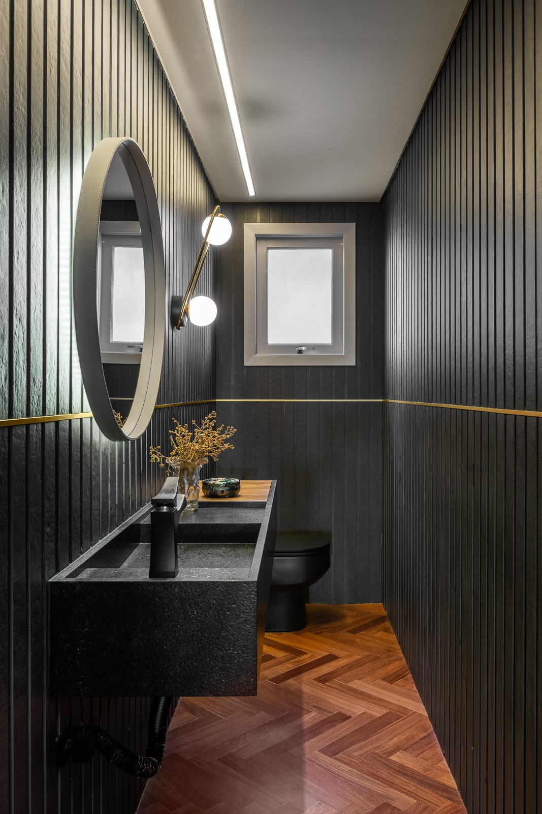 BANHEIRO | Os banheiros seguem a mesma estética e mudam apenas as cores (Foto: Divulgação / Renato Navarro /  Produção / Tiago Cappi e Black Angel)